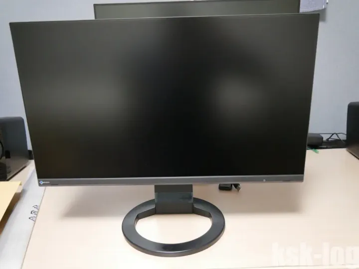 ディスプレイ2枚目にEIZO FlexScan EV2480を購入して140cm幅のデスクに設置しましたのサムネイル