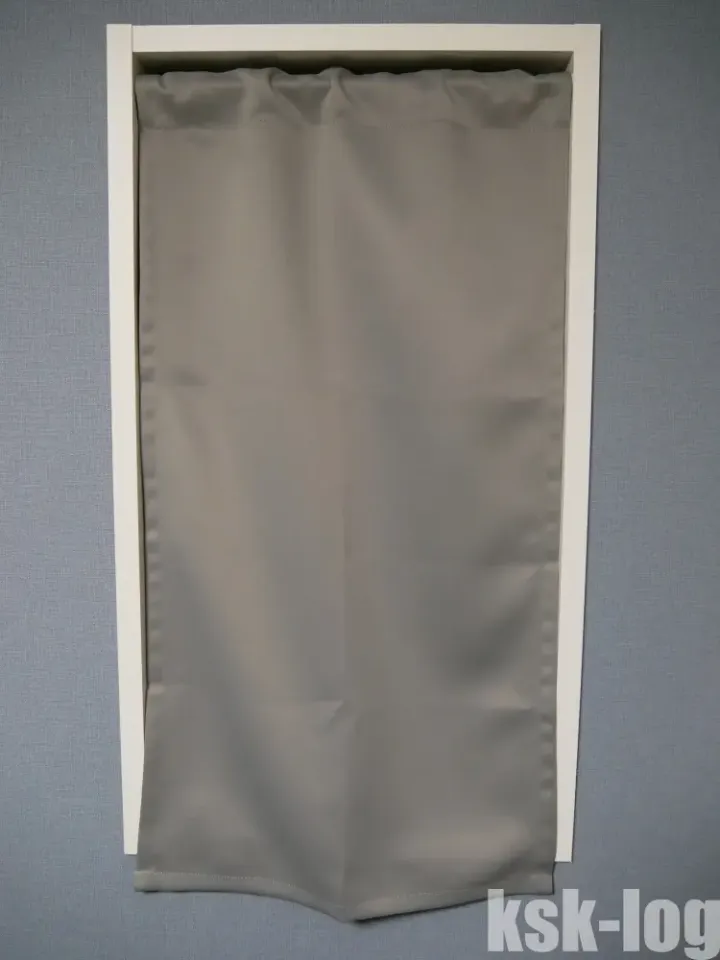 小窓に突っ張り棒で固定する遮光カーテンをオーダーした(横45x縦85cm)のサムネイル